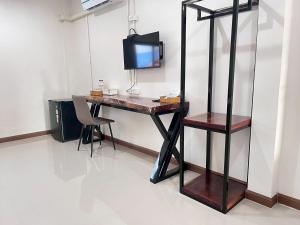 Televiisor ja/või meelelahutuskeskus majutusasutuses บ้านแม่เกสต์เฮ้าส์ Bann Mae