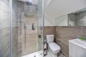 un bagno con wc e doccia in vetro di Charming 1 Bedroom Period Cottage in Sevenoaks a Chevening