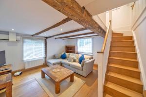 un soggiorno con un divano e un tavolo di Charming 1 Bedroom Period Cottage in Sevenoaks a Chevening Altre 9 foto