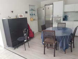 Kuchyň nebo kuchyňský kout v ubytování Chambre Armand + 11 fotografií