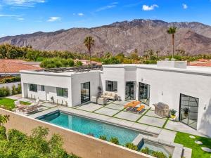 una vista aerea di una casa con piscina di The Lighthouse- Monthly 5 bd 4 bth Pool & Spa a Palm Springs