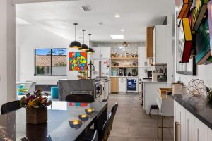 una cucina con un tavolo e sedie in una stanza di The Lighthouse- Monthly 5 bd 4 bth Pool & Spa a Palm Springs