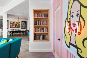 una stanza con un muro con un dipinto di una donna di The Lighthouse- Monthly 5 bd 4 bth Pool & Spa a Palm Springs Altre 42 foto