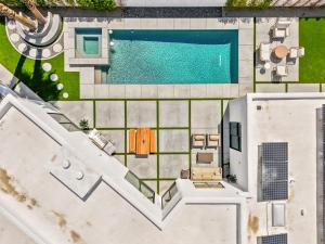 una vista aerea di una casa con piscina di The Lighthouse- Monthly 5 bd 4 bth Pool & Spa a Palm Springs