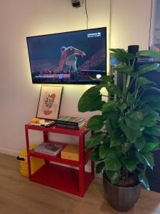 TV a/nebo společenská místnost v ubytování Nạ House - Homestay Đất Cảng