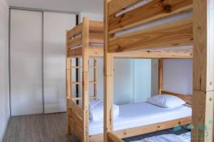 Postel nebo postele na pokoji v ubytování 668 - Magnifique maison familiale vue mer, 12 voyageurs à deux pas du centre d'Erquy