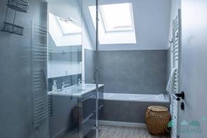 Koupelna v ubytování 668 - Magnifique maison familiale vue mer, 12 voyageurs à deux pas du centre d'Erquy + 16 fotografií