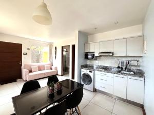 Η κουζίνα ή μικρή κουζίνα στο Ale's yellow little house