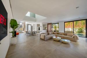 a living room with a couch and a table at Villa LUMA - Akenza Residence in El Rhechat