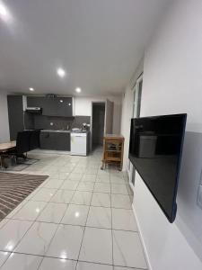 Kuchyň nebo kuchyňský kout v ubytování Appartement cosy à Audun-le-Roman avec jardin 50 m²