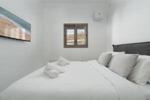 Ένα ή περισσότερα κρεβάτια σε δωμάτιο στο Dreamy Rent- Aqua Vista eilat