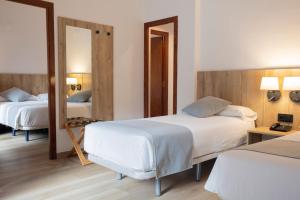 Ένα ή περισσότερα κρεβάτια σε δωμάτιο στο Hotel Cervol by Nexta +34 φωτογραφίες