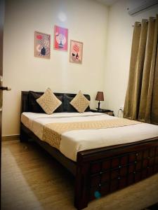 TirupporūrにあるGatorgetaway innの部屋の中に大きなベッドがある寝室