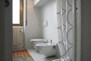 パドヴァにあるLoft Padovaの白いバスルーム(トイレ、シンク付)