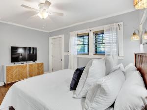 TV a/nebo společenská místnost v ubytování Ebb & Flow Unit 2