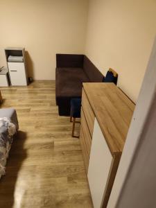 Una cocina o cocineta en Całe mieszkanie 2 pokojowe,super lokalizacja ,w wieżowcu z pięknym widokiem,2 duże łóżka,i 1 jednonosobowe