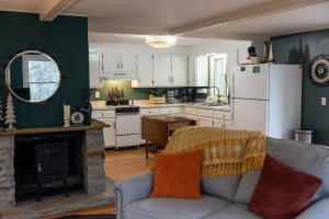 Nhà bếp/bếp nhỏ tại 10 min to WISP-Ranch-Dog & Kid friendly-Private- That Place In The Pines