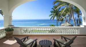 a balcony with chairs and a view of the ocean at Casa Edwards II in San José del Cabo +16 photos