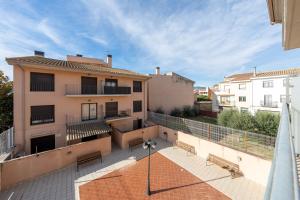 Un balcón de un edificio con bancos en él. en Apartamentos de Miguel, en Vinebre