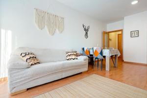 una sala de estar con un sofá y una mesa en Apartamentos de Miguel, en Vinebre