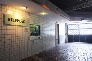 a restroom with a sign that reads reggae on a wall at Império Hotel in Santos
