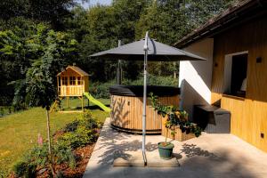 Domki nad potokiem في Lipnica Murowana: مظلة على فناء بجوار ملعب