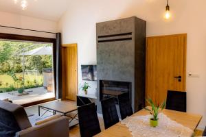 Domki nad potokiem في Lipnica Murowana: غرفة معيشة مع طاولة ومدفأة +8 صور