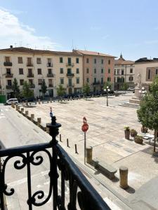 富切基奥Civico 21 living Tuscan loft的享有大型停车场和大楼的景色 更多37张照片