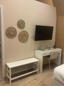 Una televisión o centro de entretenimiento en Mado Suite 112