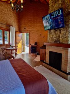 TV a/nebo společenská místnost v ubytování Chalés Kairós