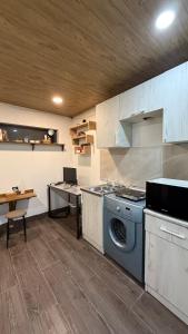 uma cozinha com uma máquina de lavar roupa e uma mesa em Vahe's corner house em Yerevan mais 14 fotografias