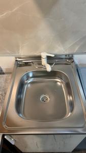 uma pia de cozinha com uma escova de dentes em cima dela em Vahe's corner house em Yerevan