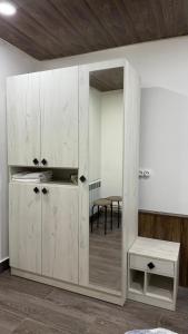 um grande armário branco com um espelho e uma mesa em Vahe's corner house em Yerevan