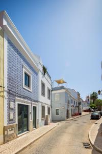 una calle en una ciudad con edificios blancos en BLQ Charneco 1BDR in Boliqueime by LovelyStay, en Boliqueime