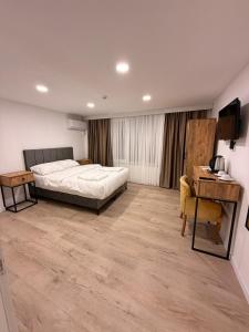 een hotelkamer met een bed en een bureau en een bureau bij Mütena konaklama in Mudanya