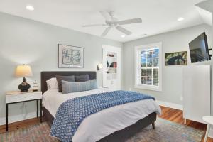 En eller flere senge i et værelse på Cherokee Rose + 34 billeder