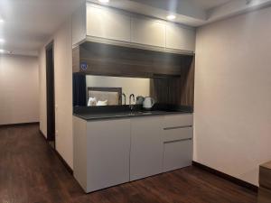 Køkken eller tekøkken på La Quinta Batumi - Sea & Airport View