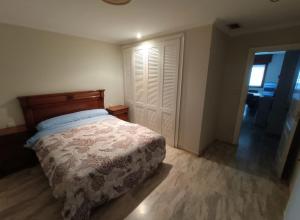 Un dormitorio con una cama y una puerta a un pasillo. en LOS SITIOS, en Zaragoza