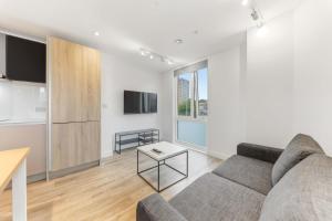 Μια τηλεόραση ή/και κέντρο ψυχαγωγίας στο Student Only Ensuite Rooms In Central Leeds +10 φωτογραφίες