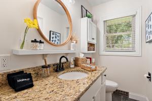 Koupelna v ubytování "Chic Retreat" Home Office & Gym by Roxy Rentals + 54 fotografií