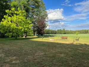 un parco con panchina e altalena di Agroturystyka-wypoczynek 