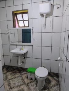 un bagno con un water, un lavandino e uno specchio di Hospedagem Maranata a Santo André