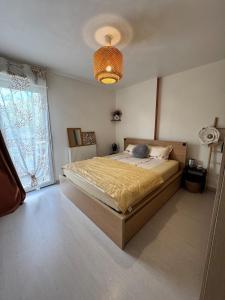 Ένα ή περισσότερα κρεβάτια σε δωμάτιο στο Small 2 room cocoon in a luxury building