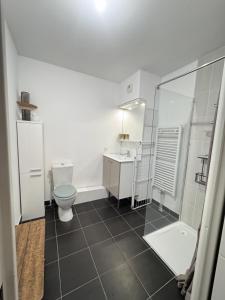 Ένα μπάνιο στο Small 2 room cocoon in a luxury building