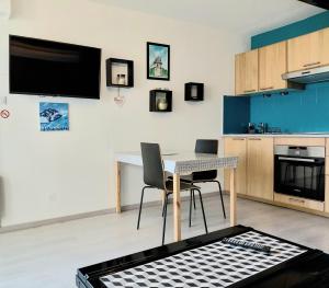 勒克鲁西克Studio Emma的房间里有一张桌子和几把椅子的厨房