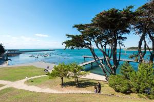 勒克鲁西克Studio Emma的一名男子站在水体上的码头旁。 更多2张照片