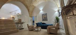 een woonkamer met een blauwe bank in een gebouw bij Volta Apartment in Mesagne