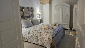 een slaapkamer met een bed met een teddybeer erop bij Volta Apartment in Mesagne