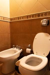 ein Badezimmer mit Toilette und Waschbecken in der Unterkunft Ñanderoga Bungalows in Colón + 9 Fotos