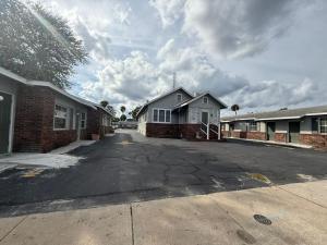 El barrio en el que está el hotel o un barrio cercano